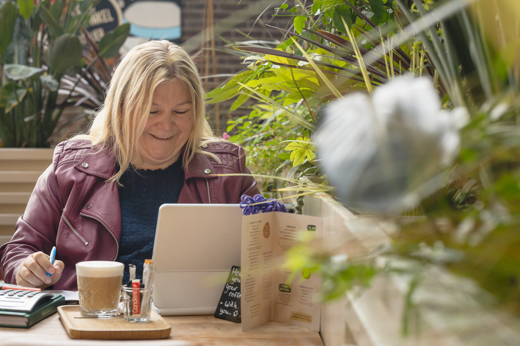 Kitty_van_BuroREK-Werk_in_uitvoering Kitty van Buro REK werkt aan administratieve werkzaamheden achter haar laptop